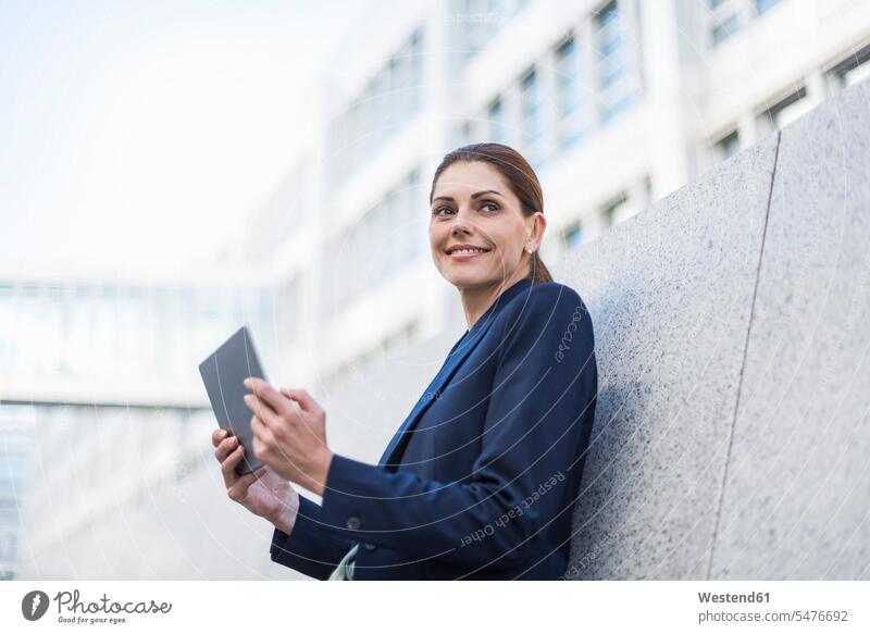 Porträt einer lächelnden Geschäftsfrau mit Tablette Geschäftsfrauen Businesswomen Businessfrauen Businesswoman Portrait Porträts Portraits Tablet Computer