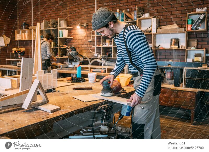Schreiner bei der Arbeit, Holzschleifen Job Berufe Berufstätigkeit Beschäftigung Jobs Gewerbe Handwerker Handwerksberuf Handwerksberufe Tischler Tische