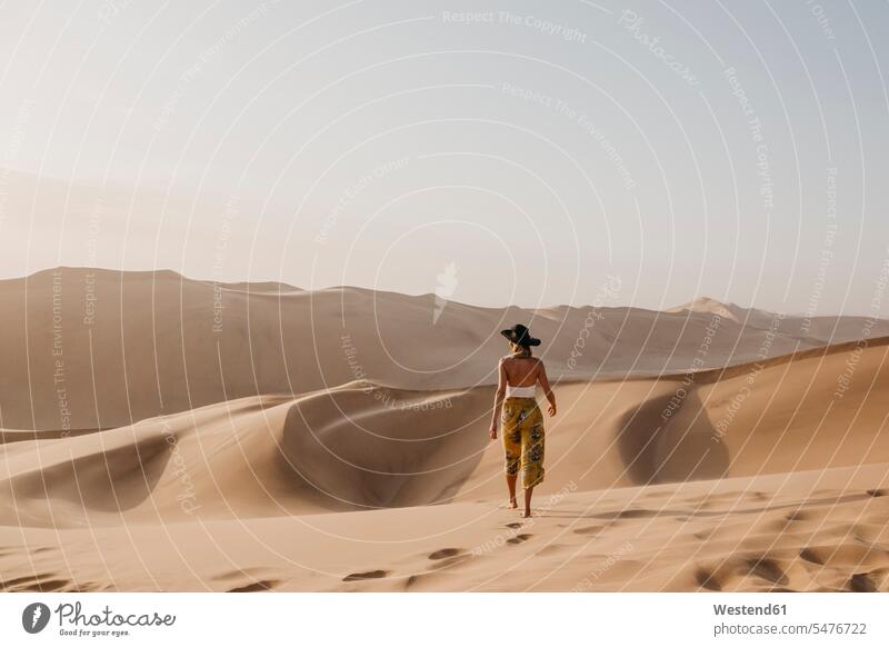 Namibia, Namib, Rückenansicht einer Frau, die barfuß auf einer Wüstendüne läuft Wüstendünen Wuestenduene Wuestenduenen weiblich Frauen nackte Füße nackter Fuss