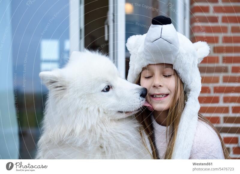 Porträt eines Mädchens auf der Terrasse mit ihrem weißen Hund Terrassen Hunde Portrait Porträts Portraits weiblich weißes weißer weiss Haustier Haustiere Kind