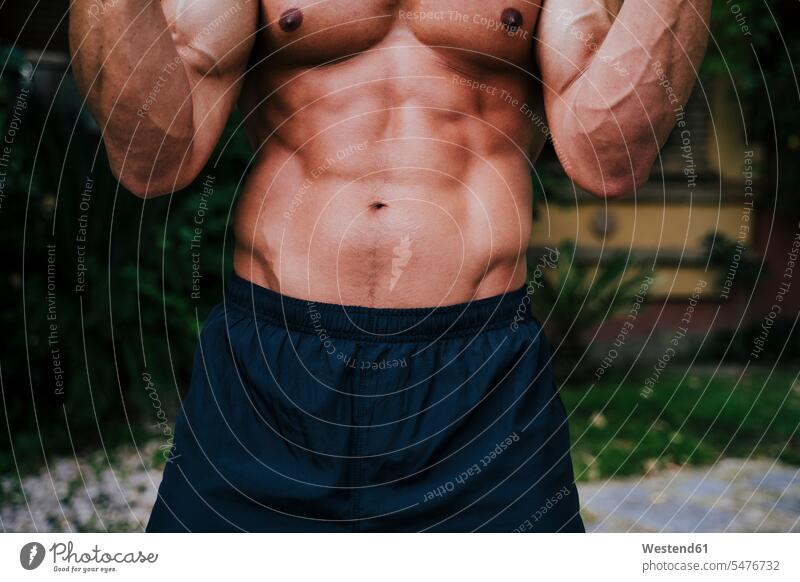 Nahaufnahme eines muskulösen Mannes ohne Hemd, der im Hof trainiert Farbaufnahme Farbe Farbfoto Farbphoto Spanien Außenaufnahme außen draußen im Freien Tag