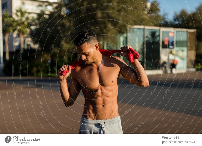 Porträt eines muskulösen Mannes mit nackter Brust, nach dem Training Mann mittleren Alters Männer mittleren Alters nackter Oberkörper freier Oberkörper