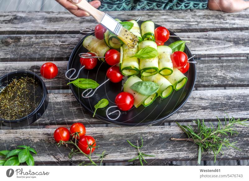 Vegetarische Grillspieße, Tomaten- und Zucchinischeiben, mit Rosmarin-Knoblauchöl bestreichen Vegetarische Küche vegetarisch Vegetarisches Essen grillen
