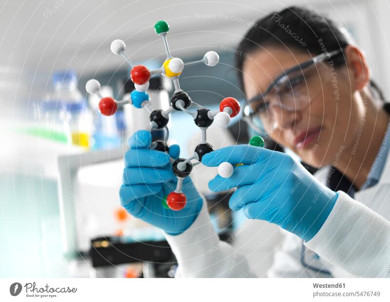 Biotech-Forschung, Wissenschaftler bei der Untersuchung eines molekularen Kugel-Stab-Modells einer chemischen Formel während eines Experiments Job Berufe