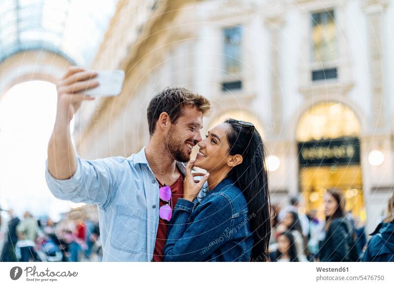 Glückliches junges Paar macht ein Selfie in der Stadt, Mailand, Italien Touristen Telekommunikation telefonieren Handies Handys Mobiltelefon Mobiltelefone