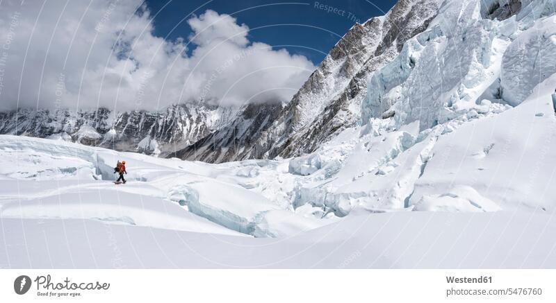 Nepal, Solo Khumbu, Everest, Sagamartha-Nationalpark, Bergsteiger am Western Cwm gehen gehend geht Himalaya bergsteigen Everest Region Everest-Region