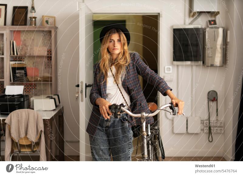 Porträt einer jungen Frau mit Fahrrad in einem Studio Atelier Studios Ateliers weiblich Frauen Bikes Fahrräder Räder Rad Portrait Porträts Portraits Erwachsener