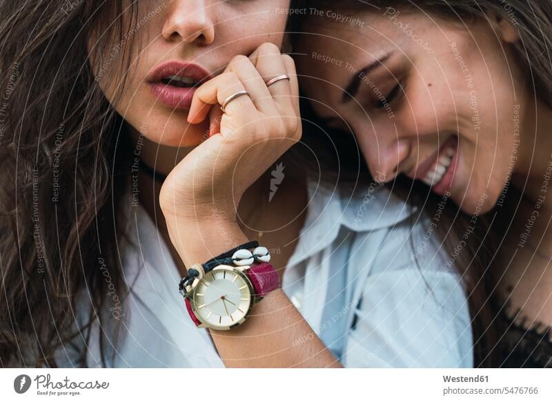 Junge Frau mit Armhandgelenk Europäer Kaukasier Europäisch kaukasisch Harmonie harmonisch Formatfüllend bildfuellend bildfüllend Formatfuellend Armbanduhr