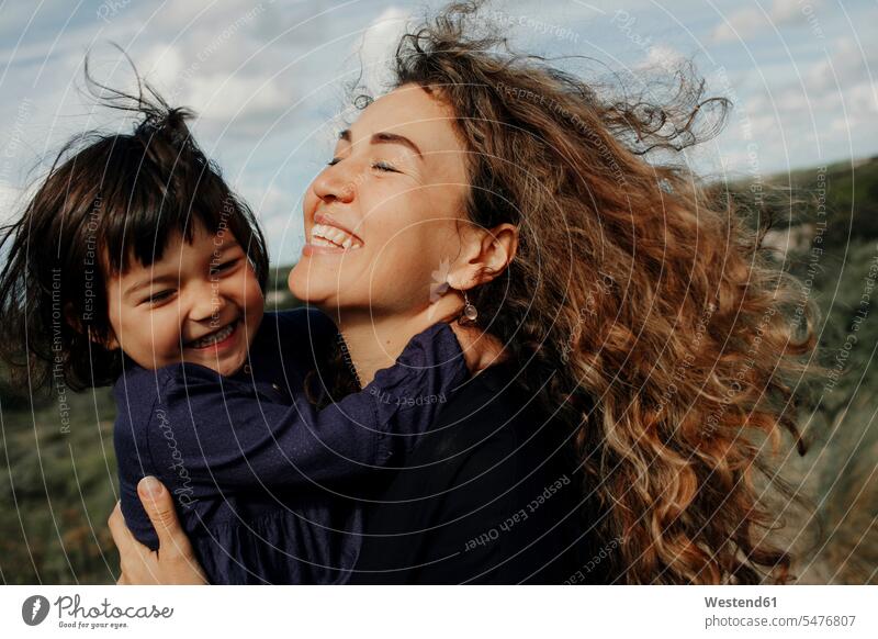 Porträt einer glücklichen Mutter und ihrer kleinen Tochter in der Natur Leute Menschen People Person Personen Asiaten Asiatisch asiatische asiatische Abstammung
