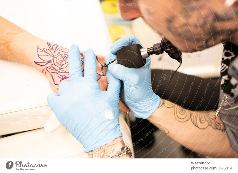 Tätowierkünstler tätowiert Hand Tattoo Tätowierungen Tatoos Taetowierung Tattoos Taetowierungen Taetowierkünstler tätowieren taetowieren Tätowierer Taetowierer