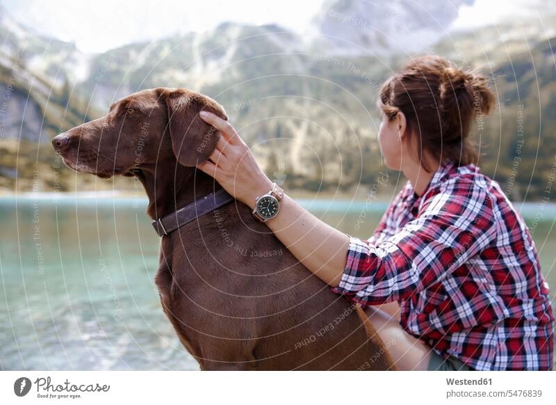 Österreich, Tirol, Frau mit Hund am Seebensee Berg Berge Seen weiblich Frauen sitzen sitzend sitzt Hunde Berglandschaft Berglandschaften Landschaft Landschaften