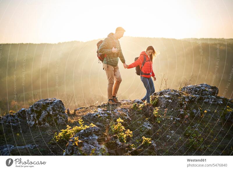Paar auf einem Wanderausflug in den Bergen zu Fuß auf Felsen Ausflug Ausflüge Kurzurlaub Ausfluege Pärchen Paare Partnerschaft gehen gehend geht wandern