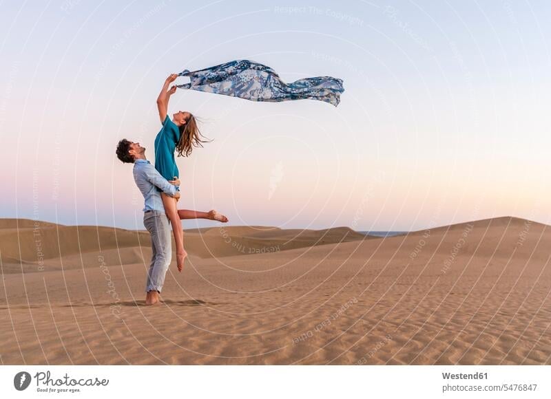 Sorgenfreies Paar bei Sonnenuntergang in den Dünen, Gran Canaria, Spanien Leute Menschen People Person Personen Europäisch Kaukasier kaukasisch 2 2 Menschen