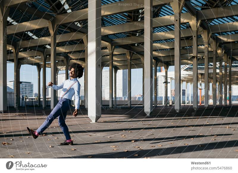 Spanien, Barcelona, glücklicher Mann tanzt in der Stadt Männer männlich tanzen tanzend staedtisch städtisch Glück glücklich sein glücklichsein Erwachsener