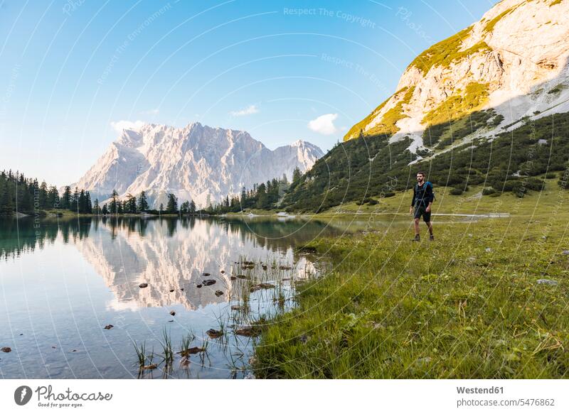 Österreich, Tirol, Wanderer mit Rucksack, Wandern am Seebensee Seen wandern Wanderung Rucksäcke Gewässer Wasser Bergsee Bergseen Ausdauer Ausdauernd reisen