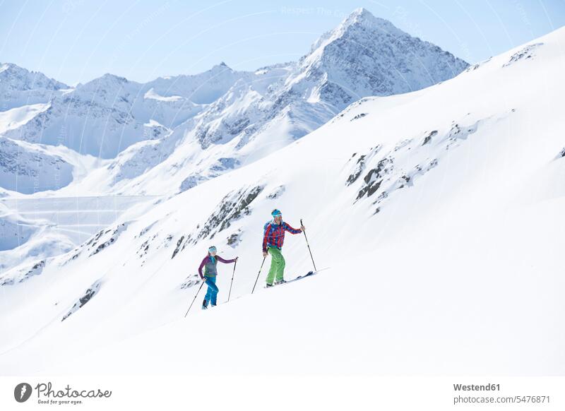 Paar Skitouren in den Bergen, Kühtai, Tirol, Österreich Leute Menschen People Person Personen Europäisch Kaukasier kaukasisch 2 2 Menschen 2 Personen zwei