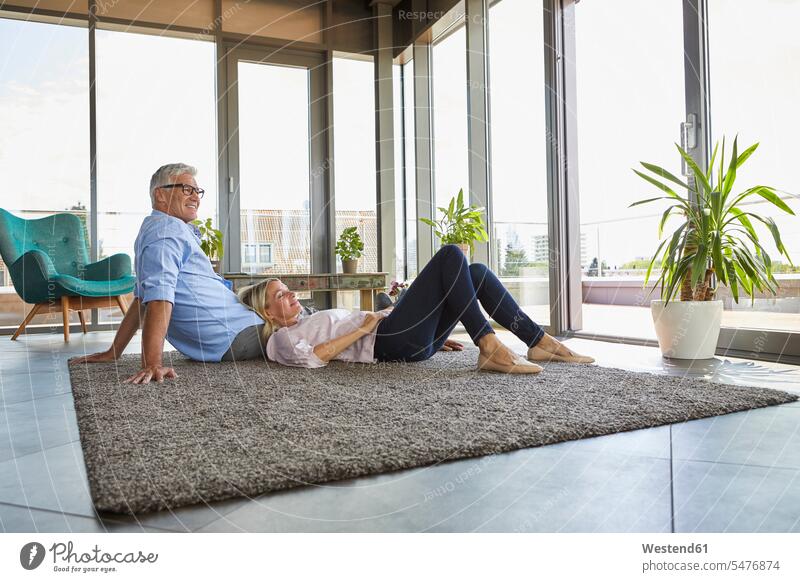 Reifes Paar entspannt zu Hause auf Teppich Zuhause daheim Pärchen Paare Partnerschaft Teppiche entspanntheit relaxt Mensch Menschen Leute People Personen