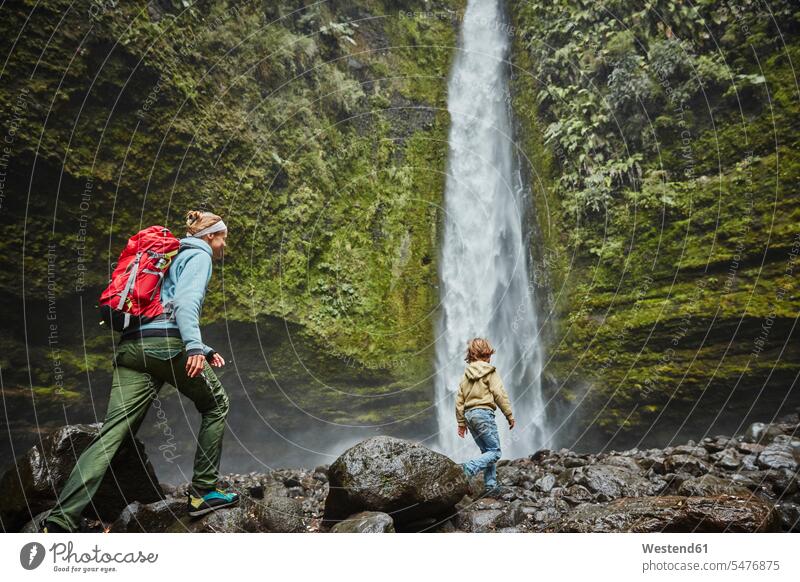 Chile, Patagonien, Vulkan Osorno, Mutter und Sohn wandern am Wasserfall Las Cascadas gehen gehend geht Junge Buben Knabe Jungen Knaben männlich Wasserfälle