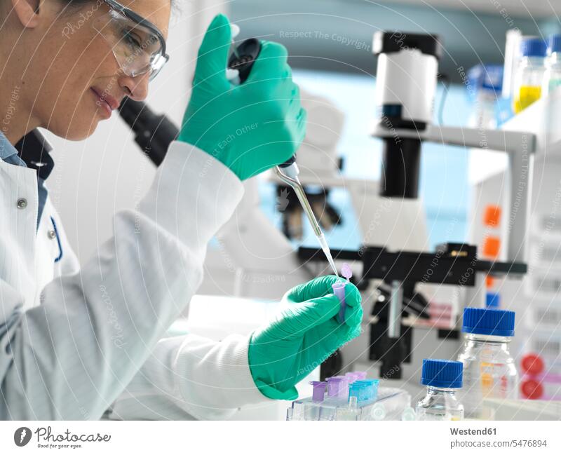 Biotech-Forschung, Wissenschaftler pipettiert Probe in ein Fläschchen, bereit für die Analyse während eines Experiments im Labor flüssig Flüssigkeiten