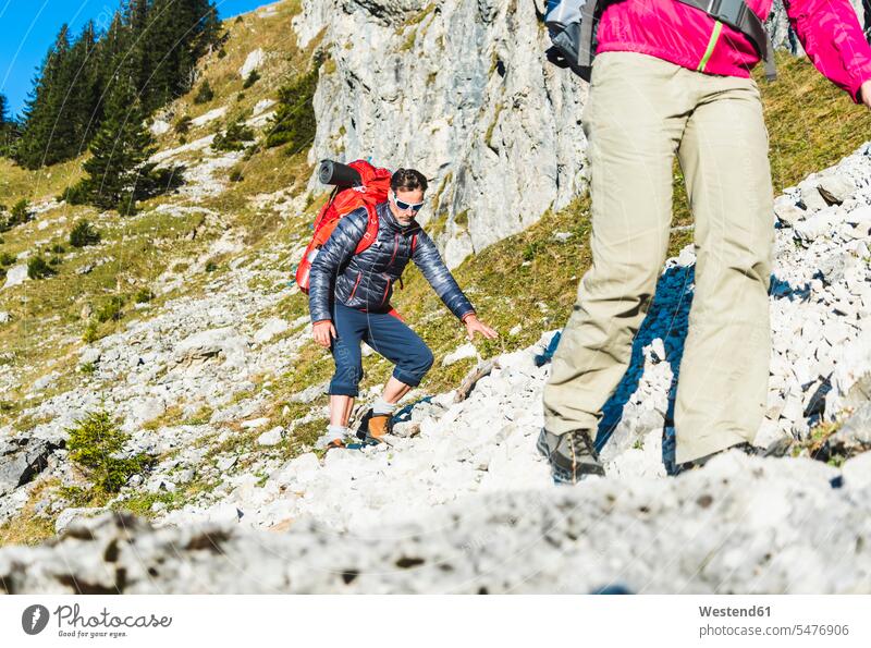 Frau Bergwanderung in felsigem Gelände wandern Wanderung reifer Mann reife Männer bergsteigen Bergsteiger reife Frau reife Frauen Paar Pärchen Paare
