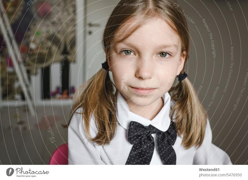 Porträt eines Mädchens mit Schleife und Hemd Schleifen Selbstbewusstsein selbstsicher Selbstsicherheit selbstbewusst Selbstvertrauen Zuversicht Zuversichtlich