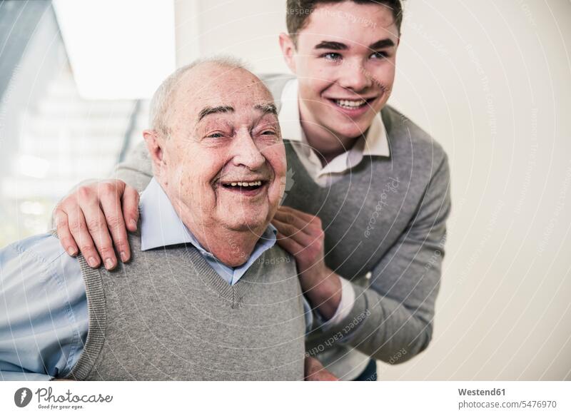 Porträt eines glücklichen älteren und jungen Mannes Glück glücklich sein glücklichsein Portrait Porträts Portraits Männer männlich Senior ältere Männer