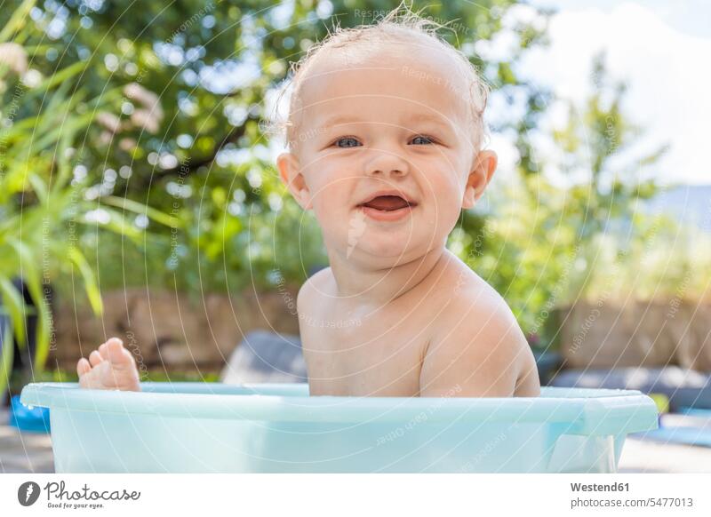 Junge sitzt in Baby-Badewanne sitzen sitzend niedlich süss süß putzig Badeeimer baden Blickkontakt Augenkontakt männliche Babys männliches Baby männliche Babies