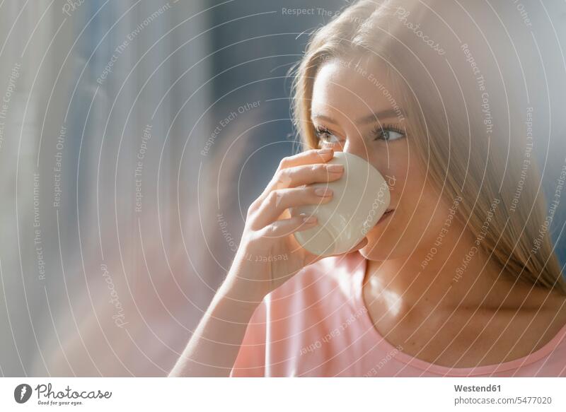 Junge Frau trinkt eine Tasse Kaffee trinken weiblich Frauen Tassen Getränk Getraenk Getränke Getraenke Food and Drink Lebensmittel Essen und Trinken
