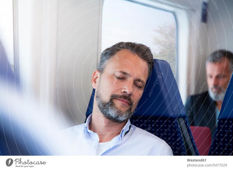 Reifer Mann sitzend in einem Zug, schlafend Leute Menschen People Person Personen Europäisch Kaukasier kaukasisch 2 2 Menschen 2 Personen zwei Zwei Menschen