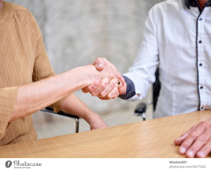 Nahaufnahme eines Geschäftsmannes und einer Geschäftsfrau beim Händeschütteln Handschlag Geschäftsfrauen Businesswomen Businessfrauen Businesswoman Businessmann