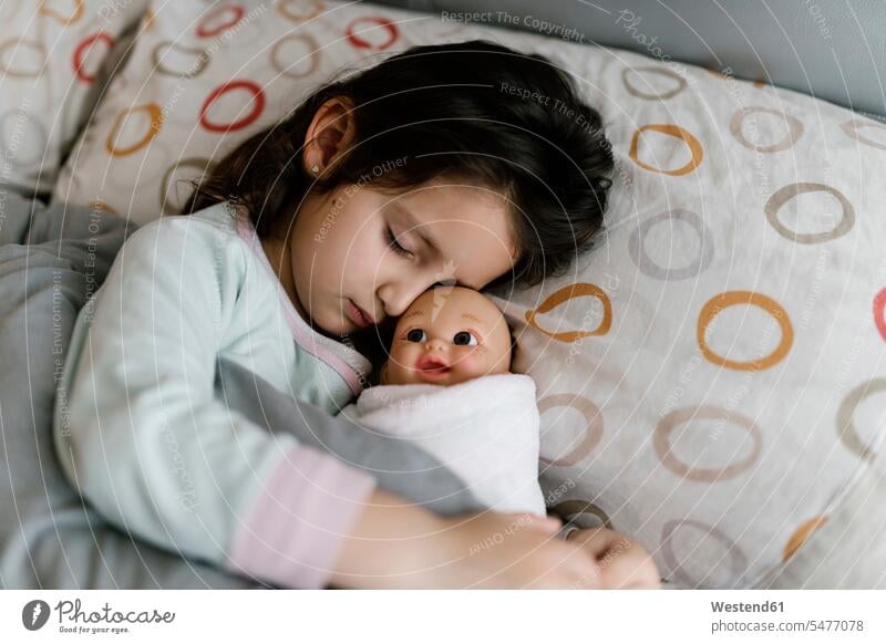 Schlafende kleine Mädchen mit ihrer Puppe Leute Menschen People Person Personen 1 Ein ein Mensch nur eine Person single Kids Kinder weiblich Kiddies