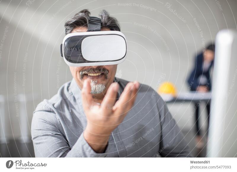 Mann mit VR-Brille im Büro Männer männlich Office Büros Brillen Virtuelle Realität Virtuelle Realitaet Erwachsener erwachsen Mensch Menschen Leute People