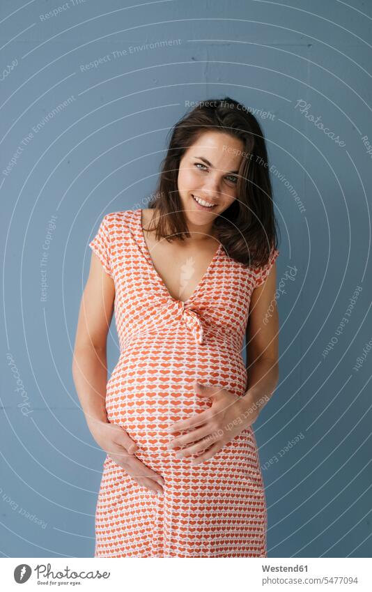 Frau gibt vor, schwanger zu sein, berührt den Bauch berühren Berührung anfassen Frau mittleren Alters Frauen mittleren Alters Schwangere schwangere Frau