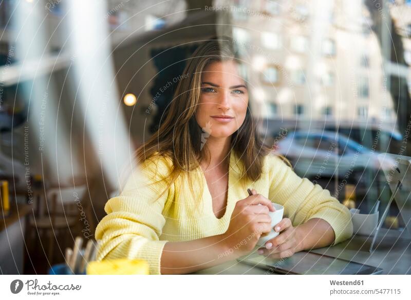 Porträt einer lächelnden jungen Frau in einem Cafe Portrait Porträts Portraits weiblich Frauen Kaffeehaus Bistro Cafes Café Cafés Kaffeehäuser Erwachsener