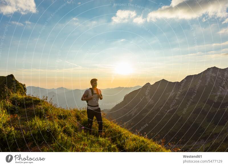 Deutschland, Bayern, Oberstdorf, Mann auf einer Wanderung in den Bergen bei Sonnenuntergang Männer männlich Sonnenuntergänge wandern Berglandschaft