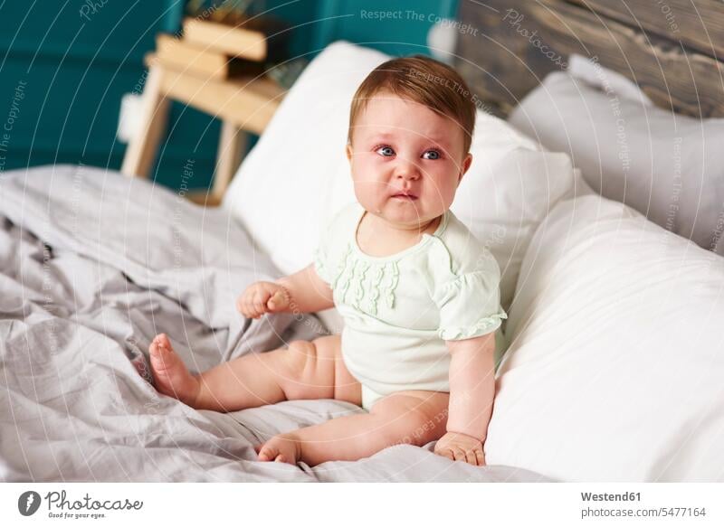Trauriges Baby weint zu Hause im Bett Betten Zuhause daheim traurig Babies Babys Säuglinge Kind Kinder weinen Emotion Gefühl Empfindung Emotionen Gefühle fühlen
