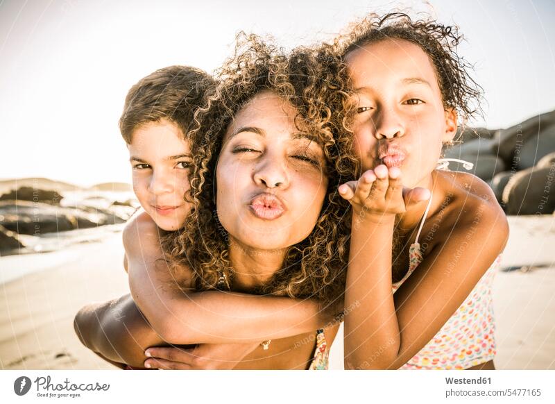 Porträt einer Mutter mit ihren beiden Kindern bei der Unterhaltung am Strand Leute Menschen People Person Personen gemischtrassig Europäisch Kaukasier