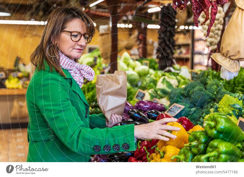 Frau kauft Obst und Gemüse im Bioladen Leute Menschen People Person Personen Europäisch Kaukasier kaukasisch Südeuropäisch 1 Ein ein Mensch eine nur eine Person