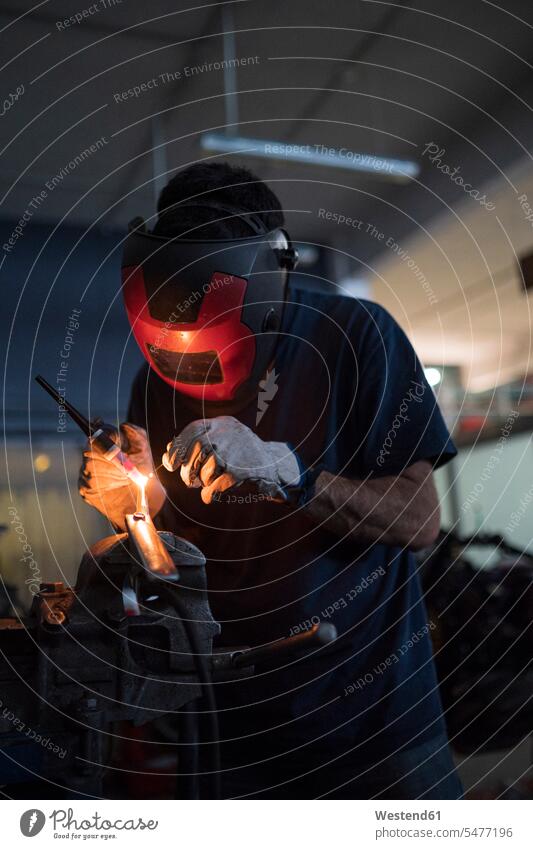 Mechaniker in einer Reparaturwerkstatt beim Schweißen Job Berufe Berufstätigkeit Beschäftigung Jobs Gewerbe industriell Industrien Monteur Geräte Werkzeuge