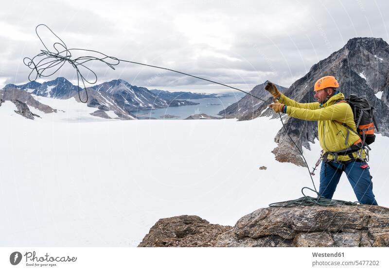 Grönland, Sermersooq, Kulusuk, Schweizer Alpen, Bergsteiger am Gipfel, der Seil wirft Berge Seile Alpinisten werfen Wurf Landschaft Landschaften Bergsteigen