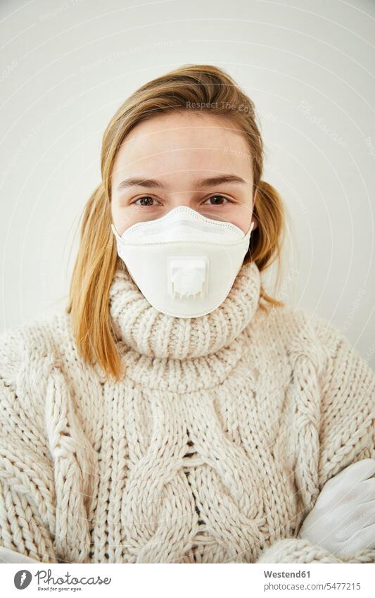 Porträt einer blonden Frau, die zu Hause eine FFP2-Maske trägt daheim Gesund hygienisch geschützt schützen Absicherung gefaehrlich Gefahren gefährlich Portraits