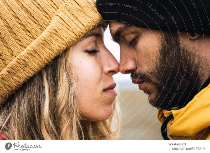 Junges Paar reibt sich liebevoll an der Nase, Lappland, Norwegen Junge Paare zaertlich einfühlsam einfuehlsam zärtlich sanft Nasen reiben Nase reiben Eskimokuss
