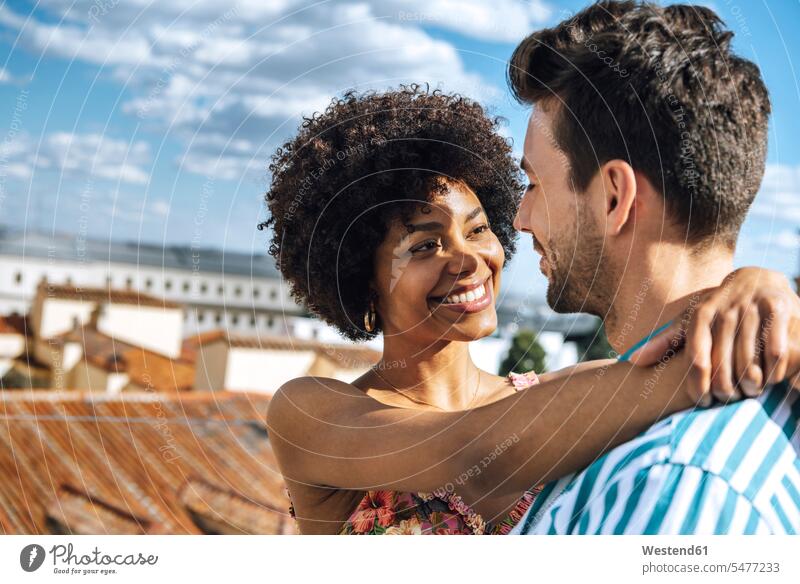 Romantisches Paar mittlerer Erwachsener, die sich am sonnigen Tag gegen den Himmel umarmen Farbaufnahme Farbe Farbfoto Farbphoto Außenaufnahme außen draußen