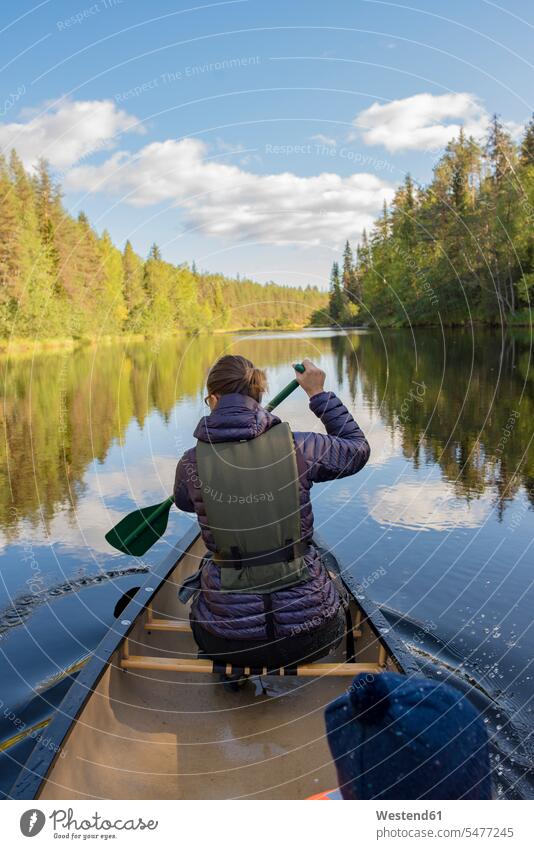 Finnland, Oulanka National Park, Frau im Kanu auf Fluss Natur Kanus unberührt weiblich Frauen Paddelboot Paddelboote Boot Boote Wasserfahrzeuge Erwachsener