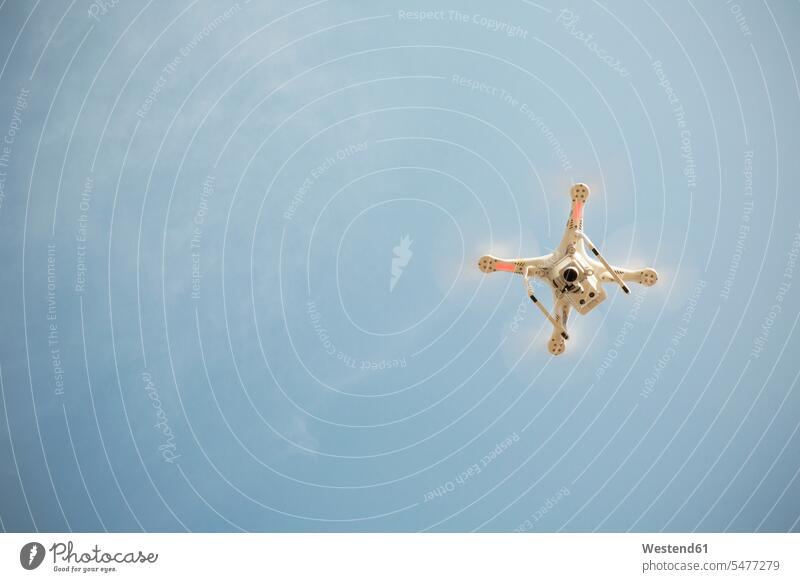 Drohne fliegt im blauen Himmel Drohnen fliegen fliegend Technologie Technologien Technik Mobilität mobil Außenaufnahme draußen im Freien Sommer Sommerzeit