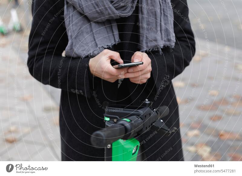 Schnittansicht eines Mannes, der den QR-Code zum Aktivieren eines Leihelektrorollers scannt Leute Menschen People Person Personen Europäisch Kaukasier