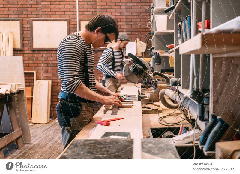 Schreiner bei der Arbeit in einer Werkstatt Job Berufe Berufstätigkeit Beschäftigung Jobs Gewerbe Handwerker Handwerksberuf Handwerksberufe Tischler Brillen