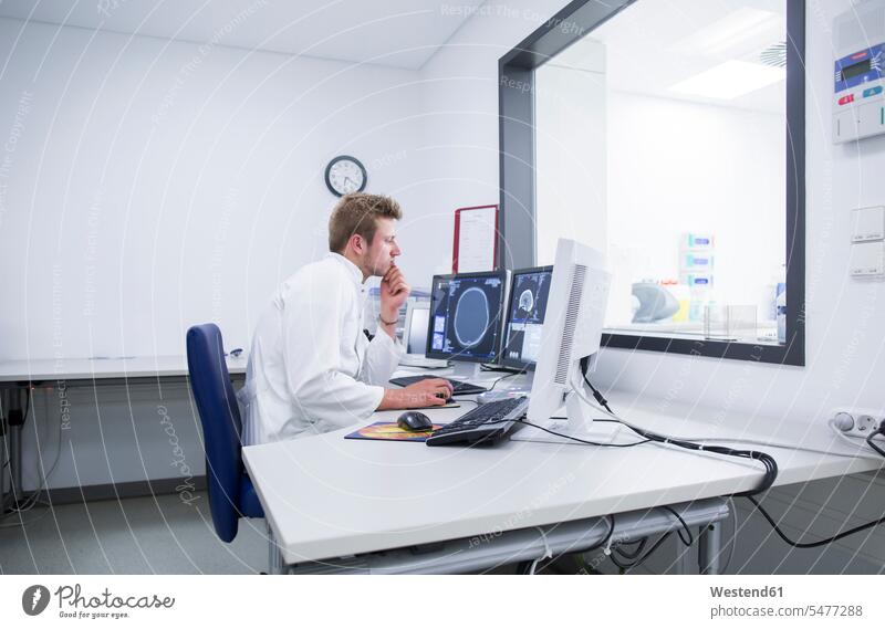 Radiologe an einem Röntgengerät in einem Krankenhaus Job Berufe Berufstätigkeit Beschäftigung Jobs Rechner Bildschirme Monitor Monitore Screen Screens Arbeit