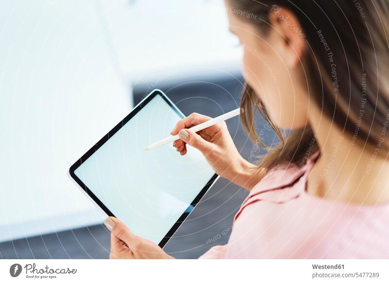 Über-die-Schulter-Ansicht einer Frau, die mit Bleistift auf einem Tablett zeichnet Leute Menschen People Person Personen Europäisch Kaukasier kaukasisch 1 Ein