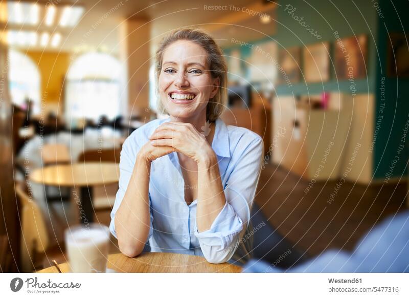 Porträt einer glücklichen Frau in einem Cafe Kaffeehaus Bistro Cafes Café Cafés Kaffeehäuser Glück glücklich sein glücklichsein weiblich Frauen Portrait
